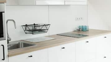 Loft Apartment | Dapur pribadi | Lemari es besar, microwave, kompor, dan mesin pencuci piring