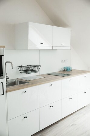 Loft Apartment | Cocina privada | Frigorífico grande, microondas, placa de cocina y lavavajillas