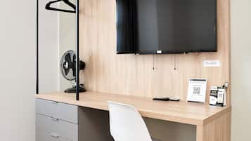 Comfort studio | Woonruimte | Een flatscreentelevisie