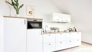 Loft Apartment | Dapur peribadi | Peti sejuk/penyejuk beku saiz penuh, ketuhar gelombang mikro, dapur