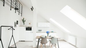 Loft Apartment | مكتب وستائر تعتيم ومكواة/لوح كي وواي فاي مجانًا