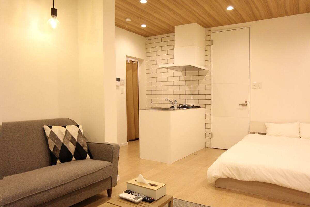 Neighbors 1 | Cocina privada | Frigorífico, microondas, placa de cocina y hervidor eléctrico