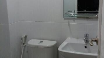 Apartemen Basic | Kamar mandi | Shower dan handuk