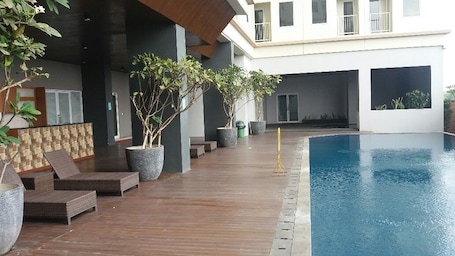 Una piscina al aire libre