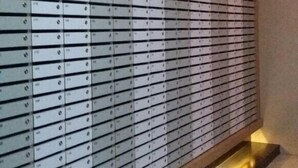 Een muur met meerdere opbergdozen, netjes in rijen geplaatst.
