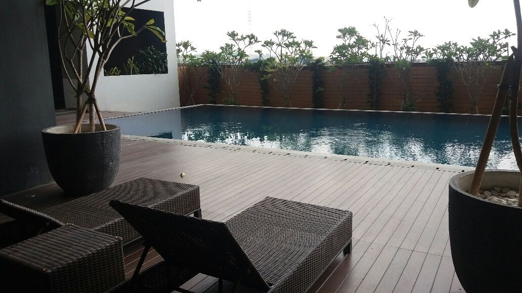 Una piscina al aire libre