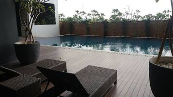 Una piscina al aire libre