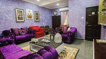 Kamar Mewah | Ruang keluarga | Televisi LED 43-inci dengan saluran TV satelit dan TV