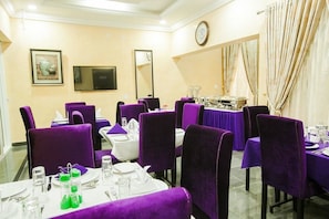 Café da manhã, almoço e jantar; local e internacional