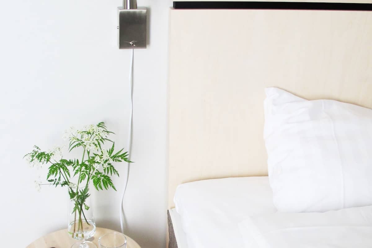 Tirai kedap cahaya, setrika/meja setrika, dan tempat tidur bayi gratis