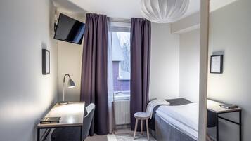 Quarto solteiro | Cortinas blackout, ferros/tábuas de passar roupa, berços grátis