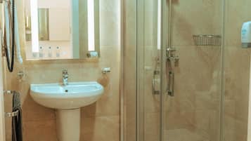 Shower, rainfall showerhead, free toiletries, towels