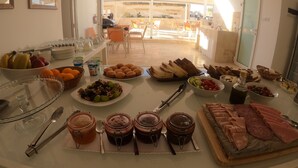 Un bufé de desayuno con diferentes alimentos y salsas.