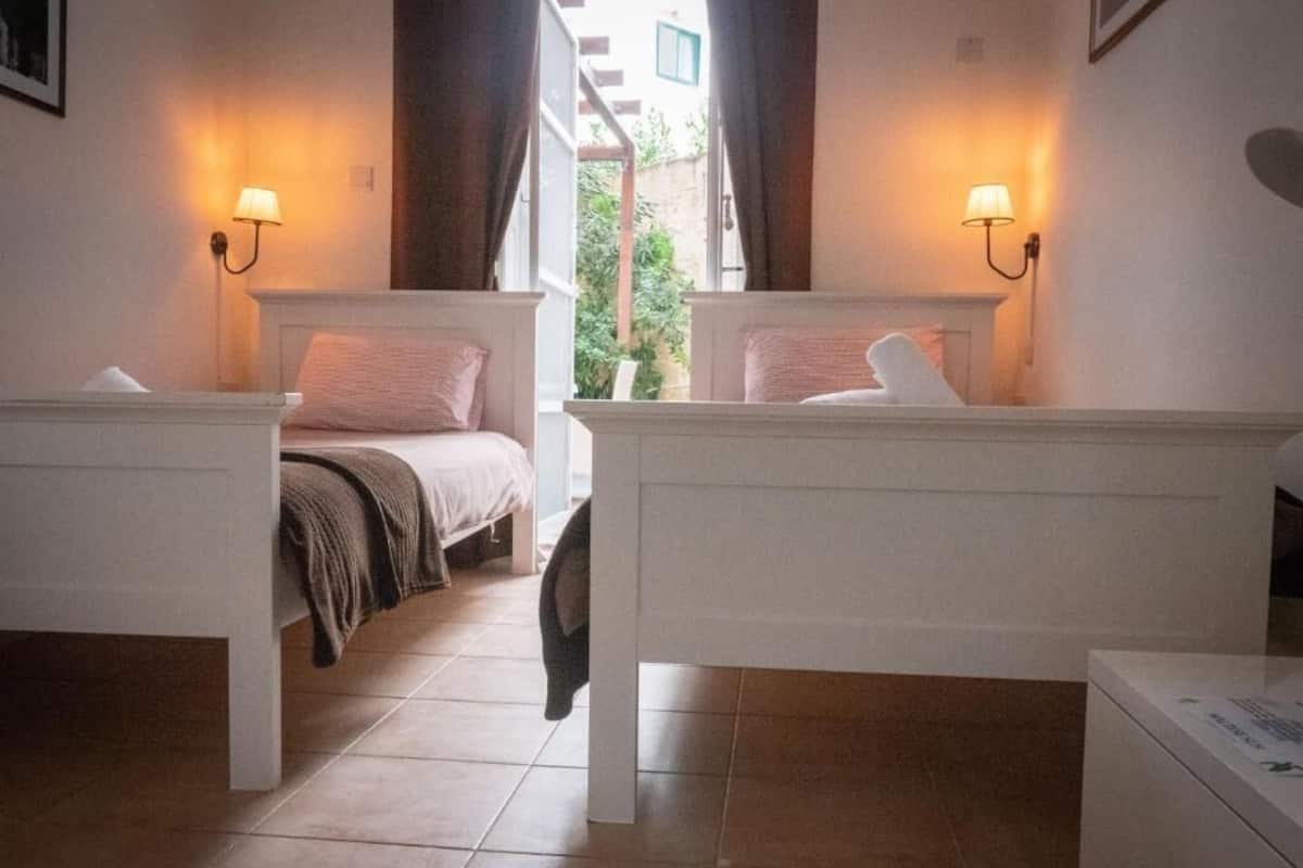 Twin kamer (Patio) | Luxe beddengoed, individueel gedecoreerd, individueel gemeubileerd
