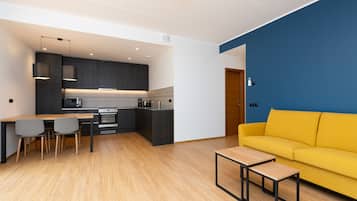 Apartment, 1 Schlafzimmer, Terrasse | Wohnzimmer | 43-Zoll-Flachbildfernseher mit Kabelempfang, Smart-TV