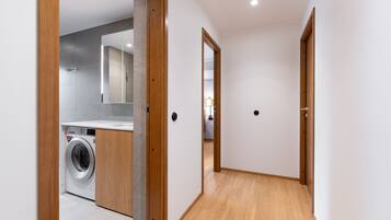 En 43-tommers Flatskjerm-TV med kabel-kanaler samt smart-TV