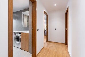 43-吋平面電視、有線頻道、智慧型電視