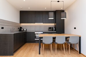 Appartement, 2 chambres, terrasse | Cuisine privée | Réfrigérateur, micro-ondes, four, plaque de cuisson