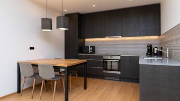 Apartment, 1 Schlafzimmer, Terrasse | Eigene Küche | Kühlschrank, Mikrowelle, Ofen, Herdplatte