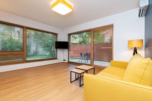 43–tuumainen taulutelevisio, jossa kaapelikanavat