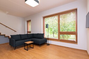 43–tuumainen taulutelevisio, jossa kaapelikanavat