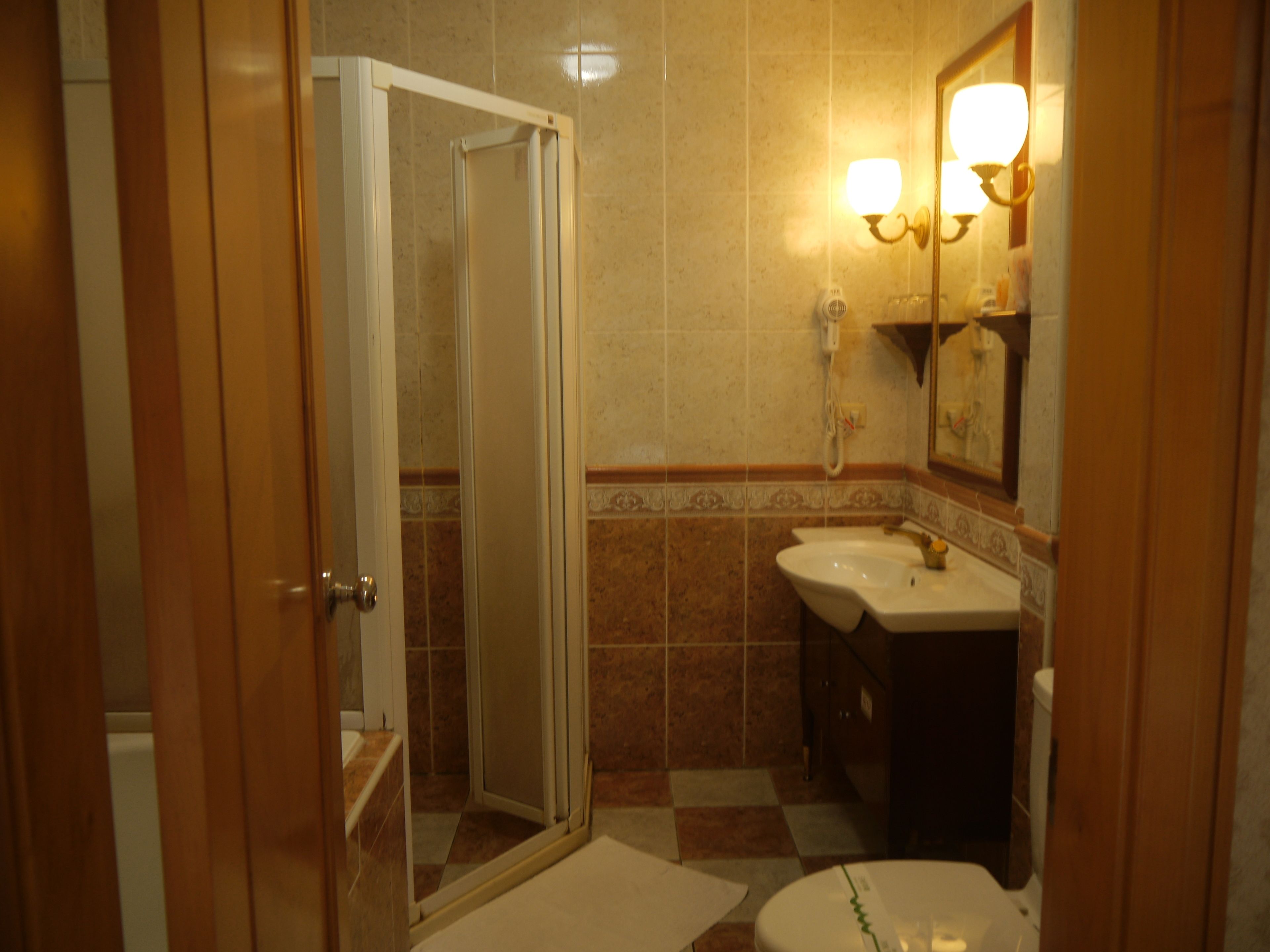 shower, rainfall showerhead, free toiletries, hair dryer