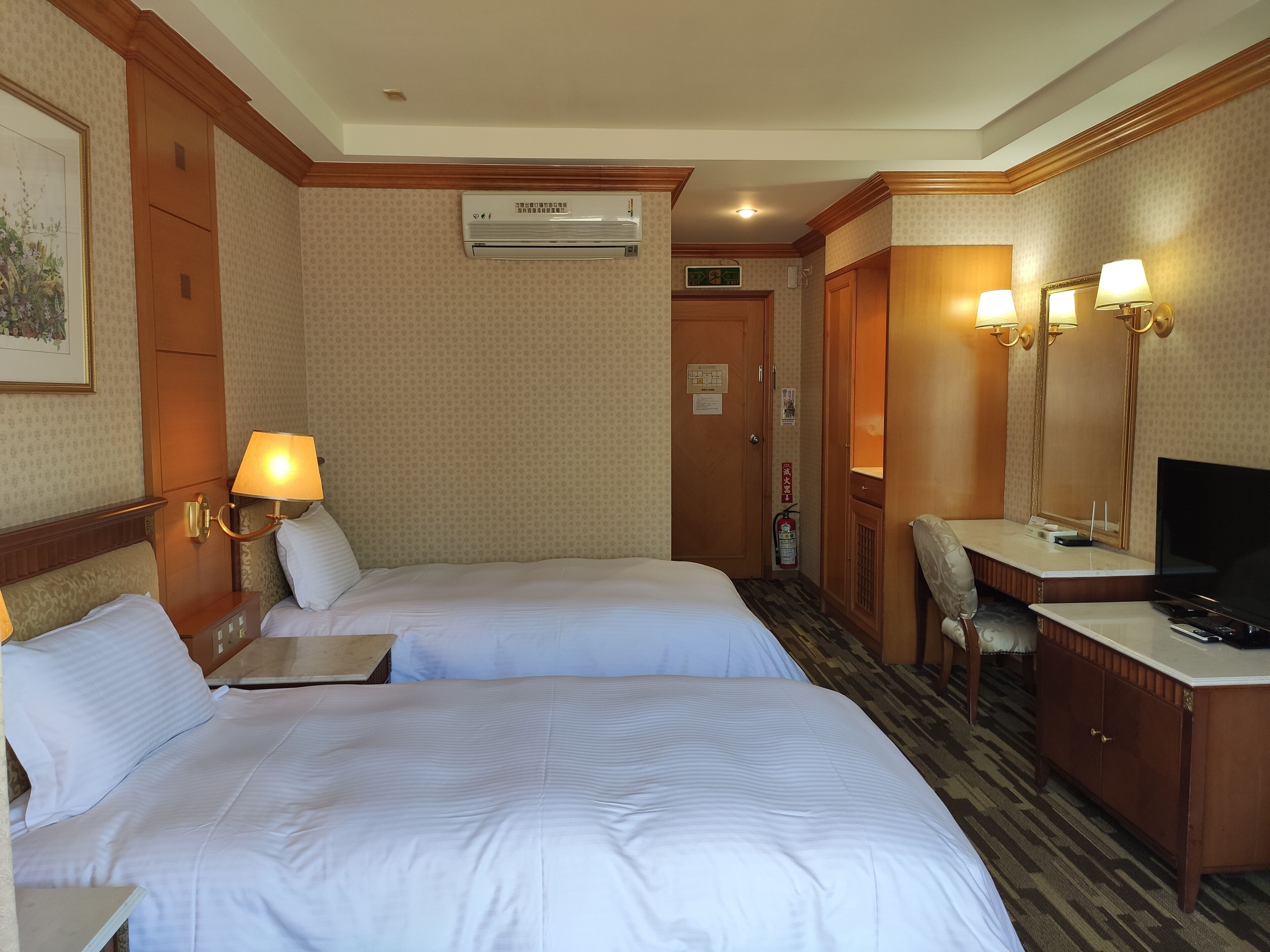 deluxe twin room | desk, blackout curtains, free wifi, bed sheets