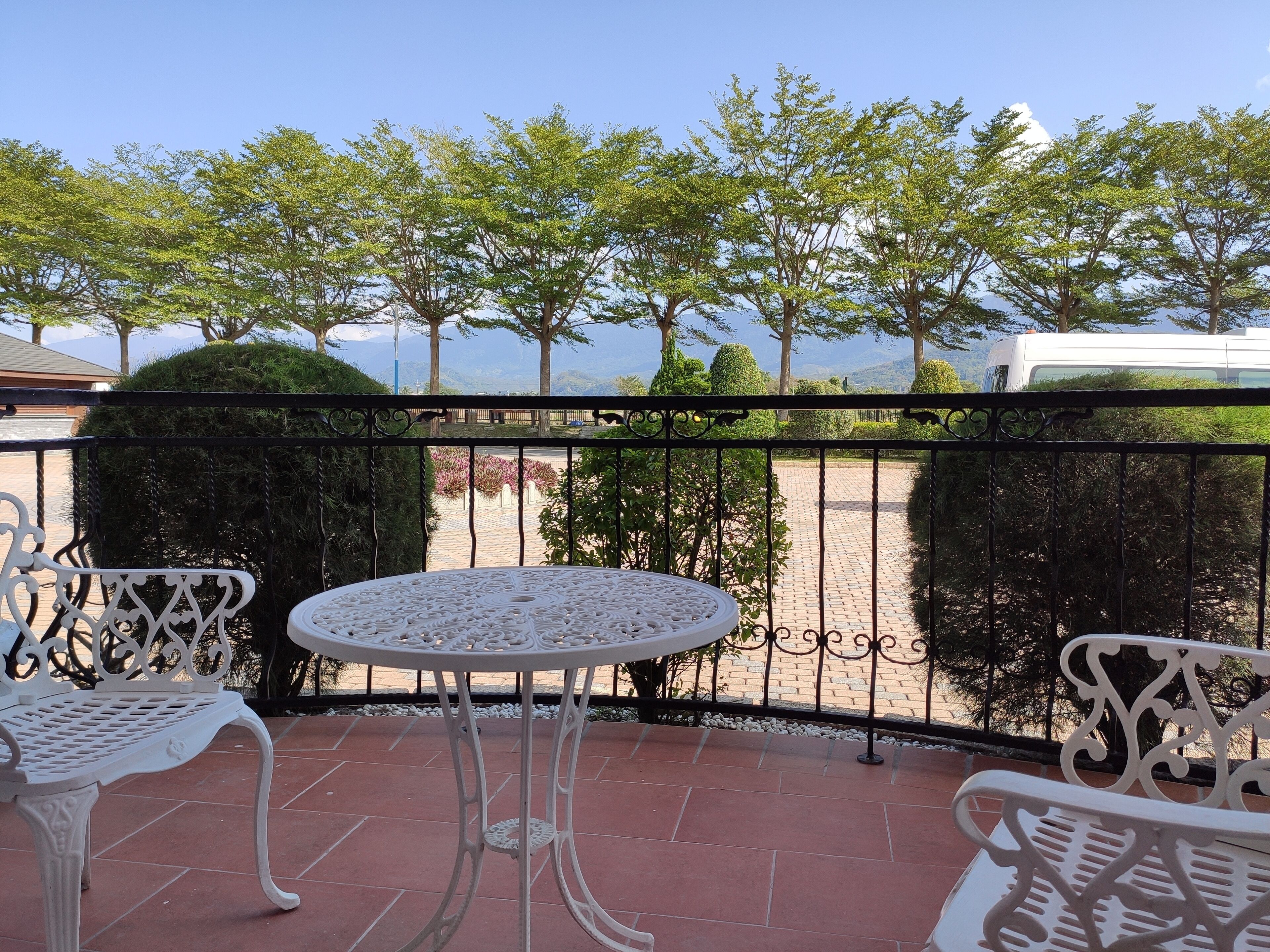 deluxe twin room | desk, blackout curtains, free wifi, bed sheets