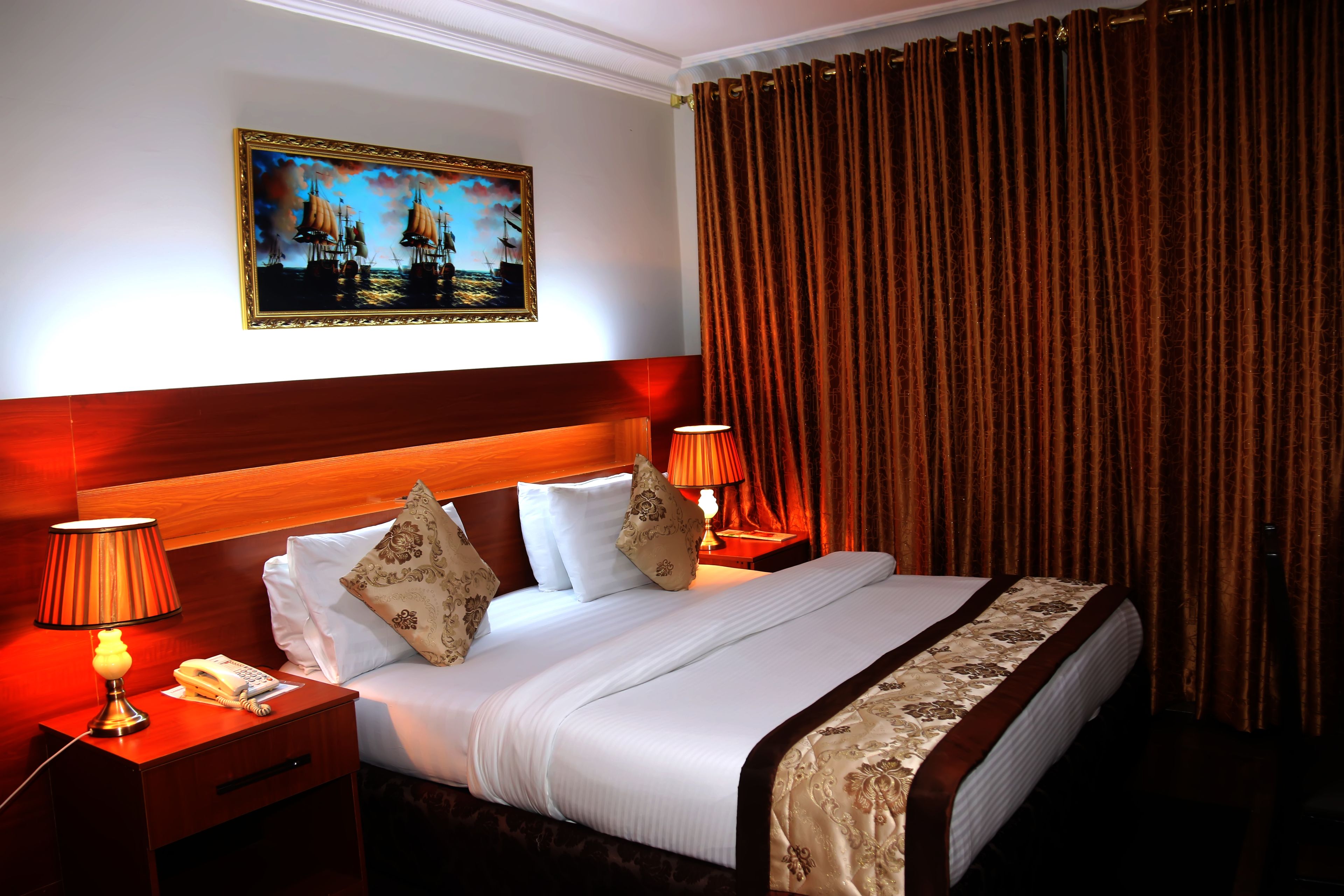 Hochwertige Bettwaren, individuell eingerichtet, Schreibtisch