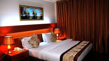 Hochwertige Bettwaren, individuell eingerichtet, Schreibtisch