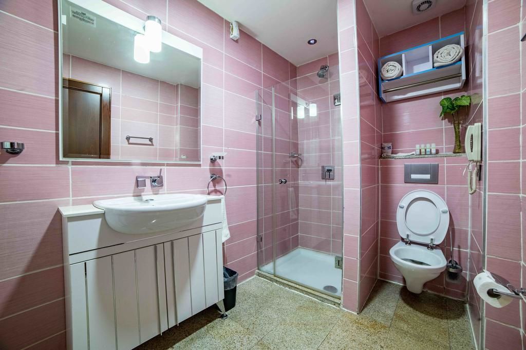 Douche, serviettes fournies, savon, papier toilette