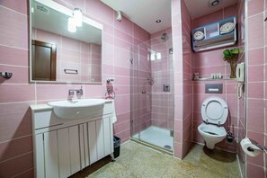 Shower, towels, soap, toilet paper - Landmark Hotel (Port Harcourt)