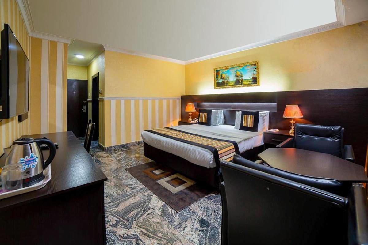 Ropa de cama de alta calidad, muebles diferentes y escritorio 