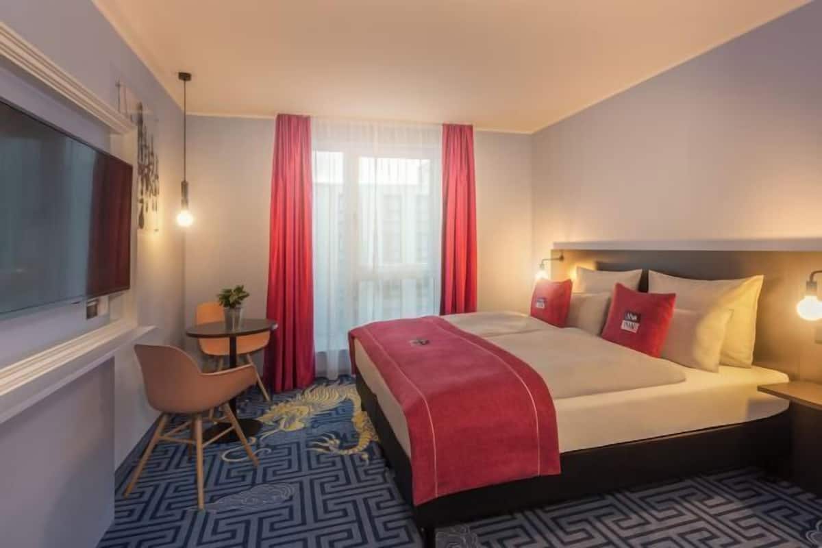 1 bedroom, hypo-allergenic bedding, in-room safe, soundproofing