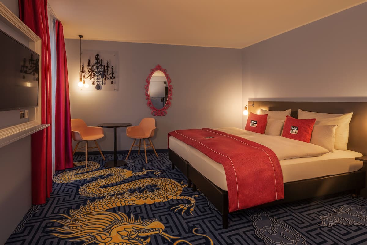 1 bedroom, hypo-allergenic bedding, in-room safe, soundproofing