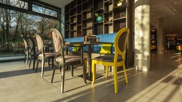 Tägliches Frühstücksbuffet (19 EUR pro Person)