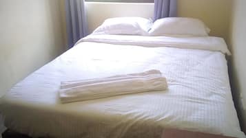 Habitación básica doble | Ropa de cama de alta calidad, camas con efecto memoria y escritorio