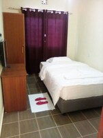 Ropa de cama de alta calidad, colchones con efecto memoria y escritorio 