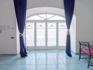 Rideaux occultants, chambres insonorisées, fer et planche à repasser