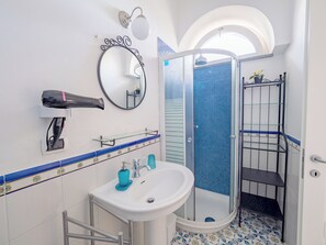 Apartment, 1 Schlafzimmer, Whirlpool, Erdgeschoss (Sirentum) | Badezimmer | Dusche, Regendusche, Bidet, Handtücher