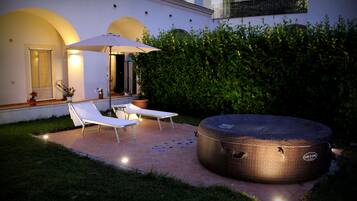 Appartamento, 1 camera da letto, idromassaggio, al piano terra (Sirentum) | Vista giardino