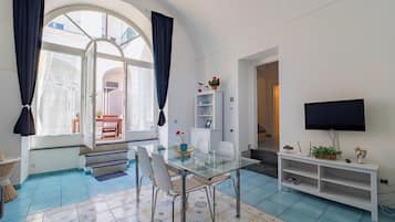 Standard-Apartment, 2 Schlafzimmer, Erdgeschoss (Leucosia) | Wohnbereich