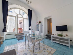 Departamento estándar, 2 habitaciones, planta baja (Leucosia) | Área de sala de estar | Televisión de pantalla plana 