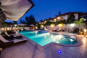 Indoor pool, pool umbrellas - Renaissance Estate (Rosh Pinna)