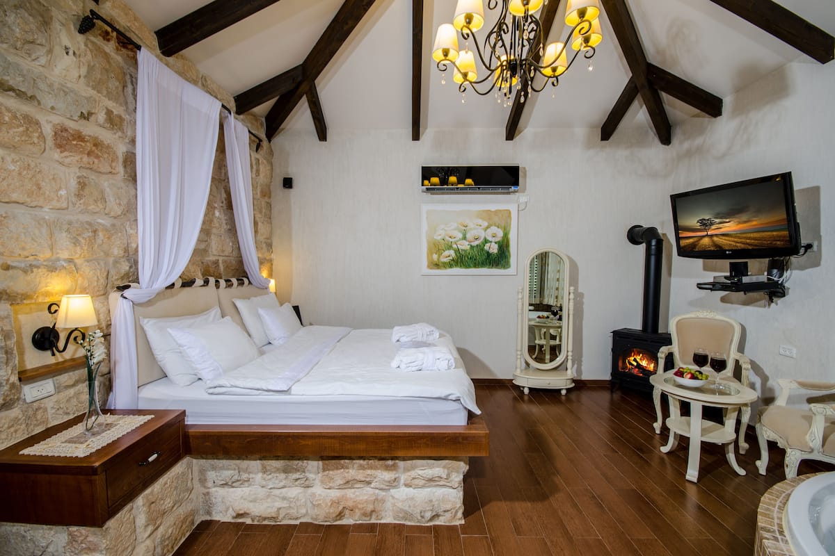 Noam Suite | Frigobar, quartos à prova de som, berços grátis, Wi-Fi de cortesia