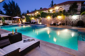 Indoor pool, pool umbrellas - Renaissance Estate (Rosh Pinna)