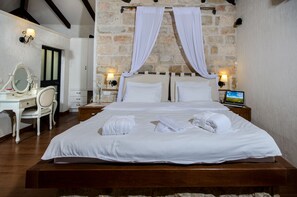 Minibar, individually decorated, individually furnished, soundproofing