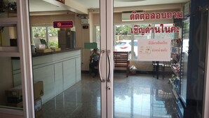 Un espace d’accueil comprenant un comptoir, un banc et un panneau d’affichage.