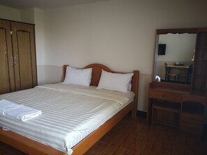 Standard Double Room | Desk, free WiFi, bed sheets - Sab Suwarn Mansion (Suphan Buri)