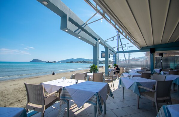 On the beach, sun-loungers, beach umbrellas, 10 beach bars